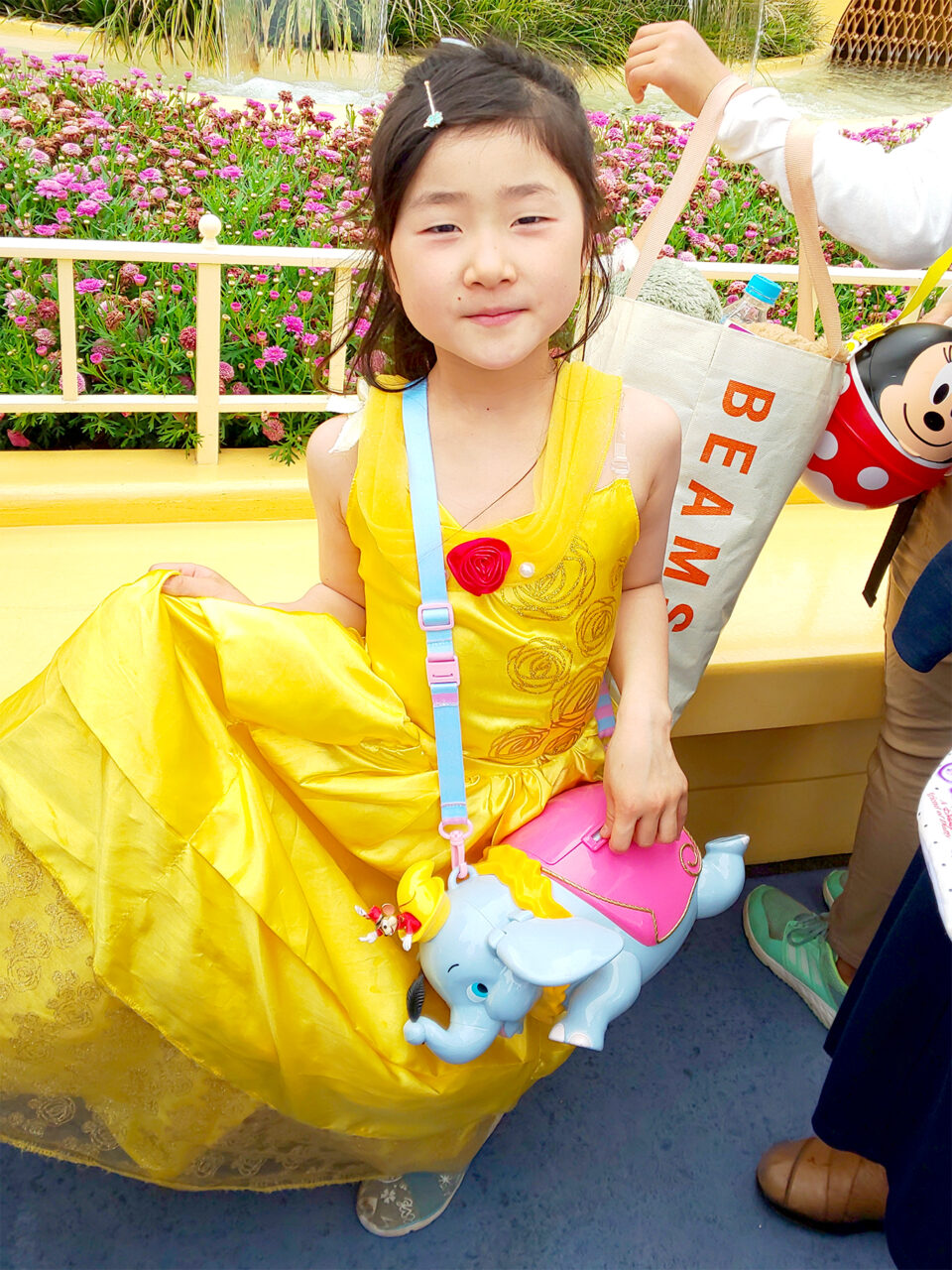 黄色いドレスを着た小倉美咲おぐらみさき ディズニーランドにて撮影