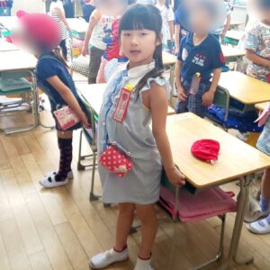 小学校、青のワンピースを着た小倉美咲。